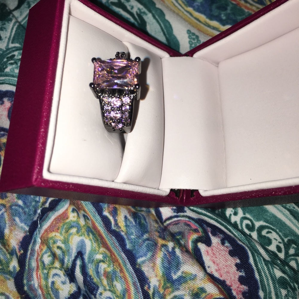 Beautiful woman’s ring size 9 💍
